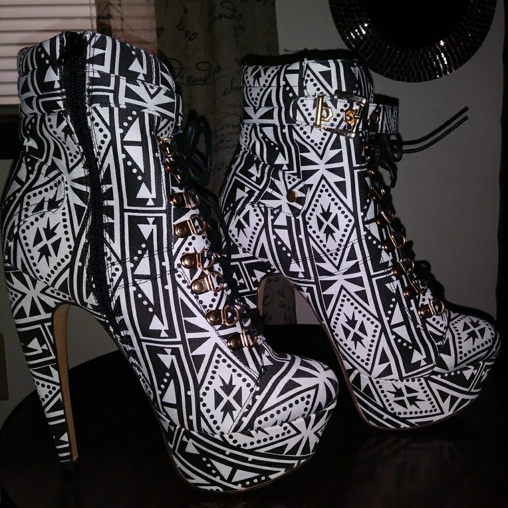 Mona Mia Venisha Black/White Tribal Print Lace up
